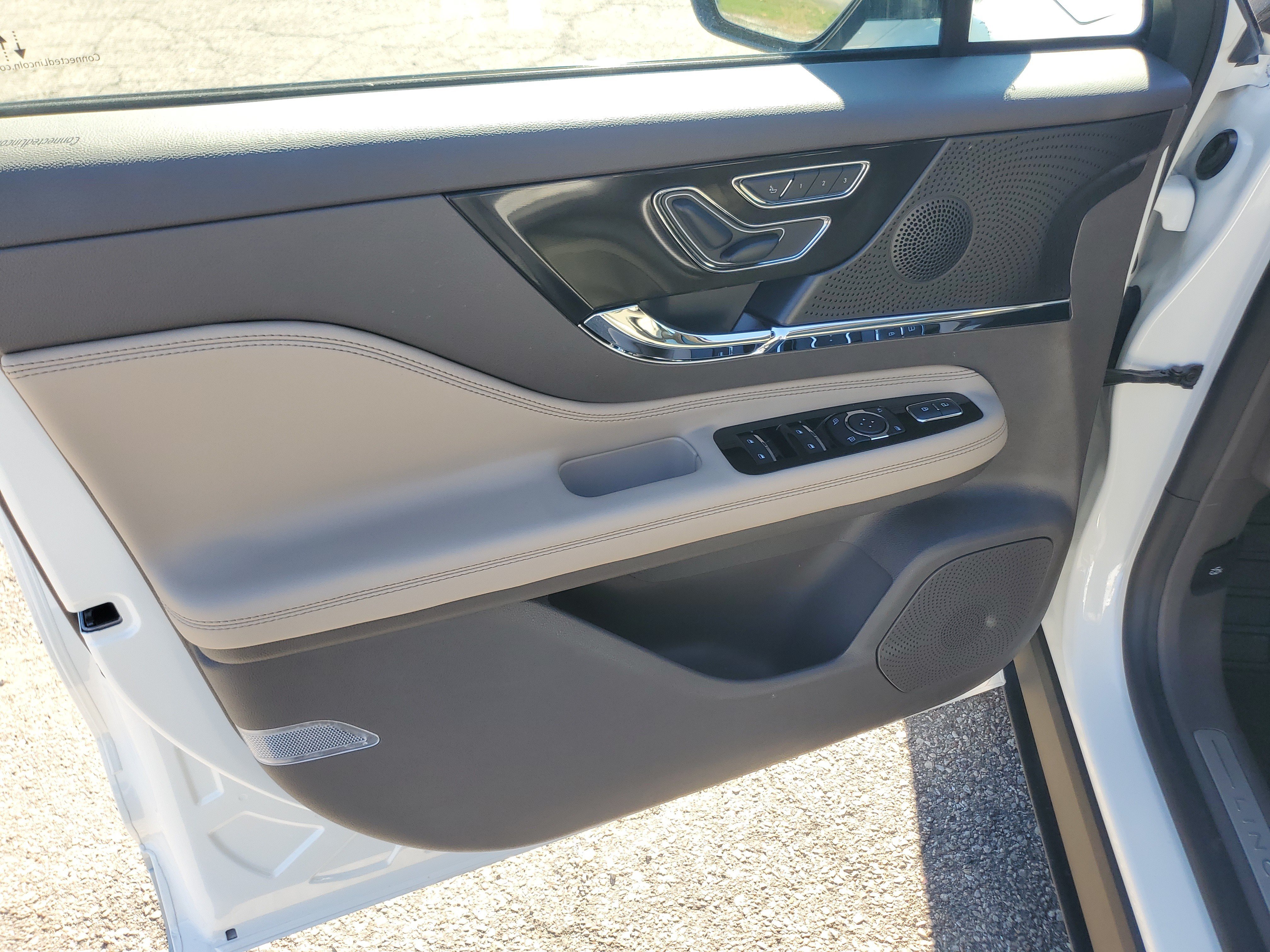 Used 2024 Lincoln Corsair AWD w/ Equipment Group 101A image 10