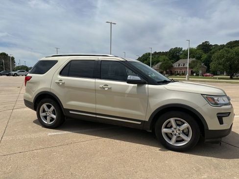 Used 2018 Ford Explorer XLT FWD image 2