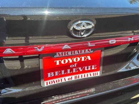 Used 2021 Toyota Avalon XLE w/ Moonroof Package image 5