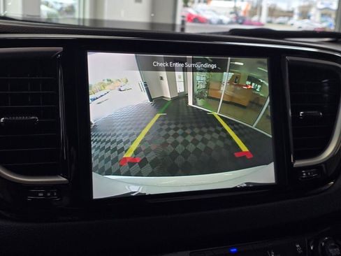 Used 2025 Chrysler Pacifica Select image 28