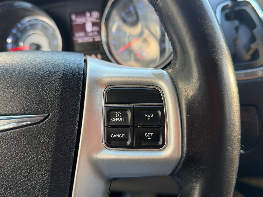 Used 2014 Chrysler Town & Country Touring FWD image 25