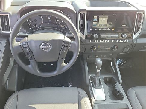 Used 2025 Nissan Frontier SV image 3