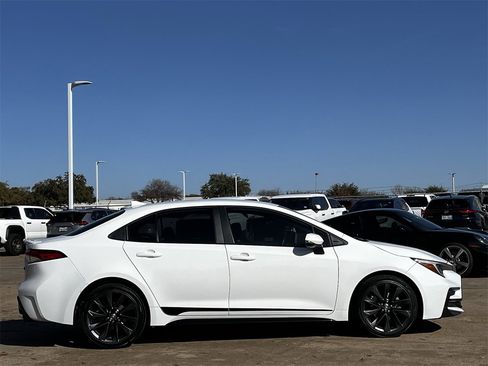 Used 2023 Toyota Corolla SE image 3