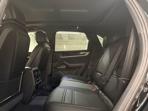 Certified 2025 Porsche Cayenne E-Hybrid w/ Premium Package Plus AWD/4WD image 37