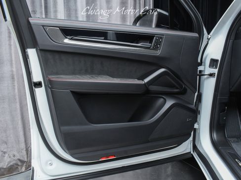 Used 2025 Porsche Cayenne GTS AWD/4WD image 14