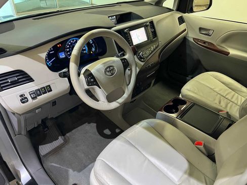 Used 2014 Toyota Sienna XLE image 2