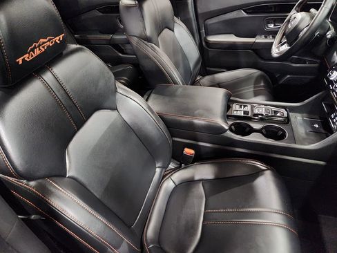 Used 2025 Honda Pilot TrailSport image 34