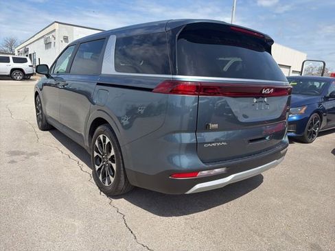 Used 2023 Kia Carnival EX FWD image 7