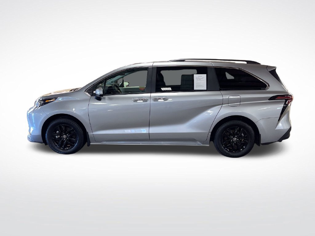 Used 2025 Toyota Sienna XLE w/ XLE Plus Package AWD/4WD image 2