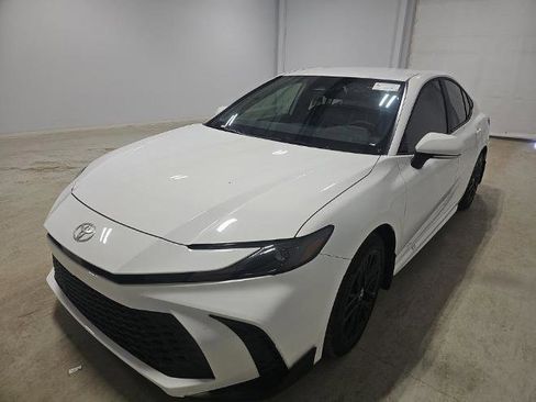 Used 2025 Toyota Camry SE AWD/4WD image 2