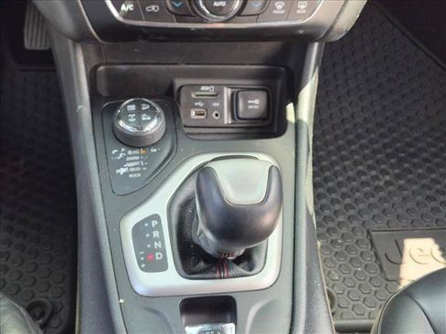 Used 2017 Jeep Cherokee Trailhawk w/ Comfort/Convenience Group AWD/4WD image 10