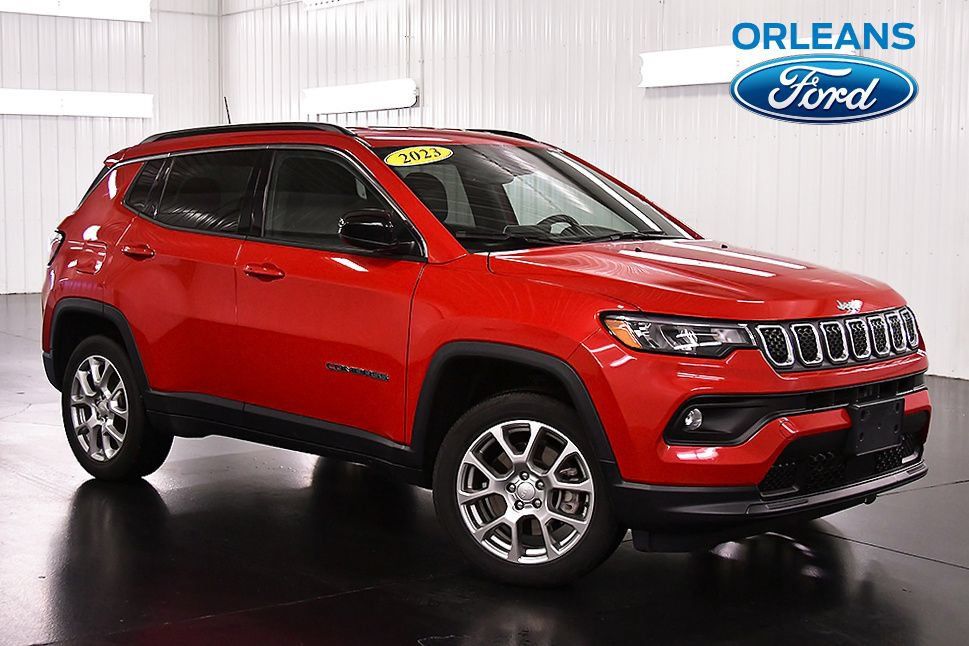 Used 2023 Jeep Compass Latitude AWD/4WD image 1