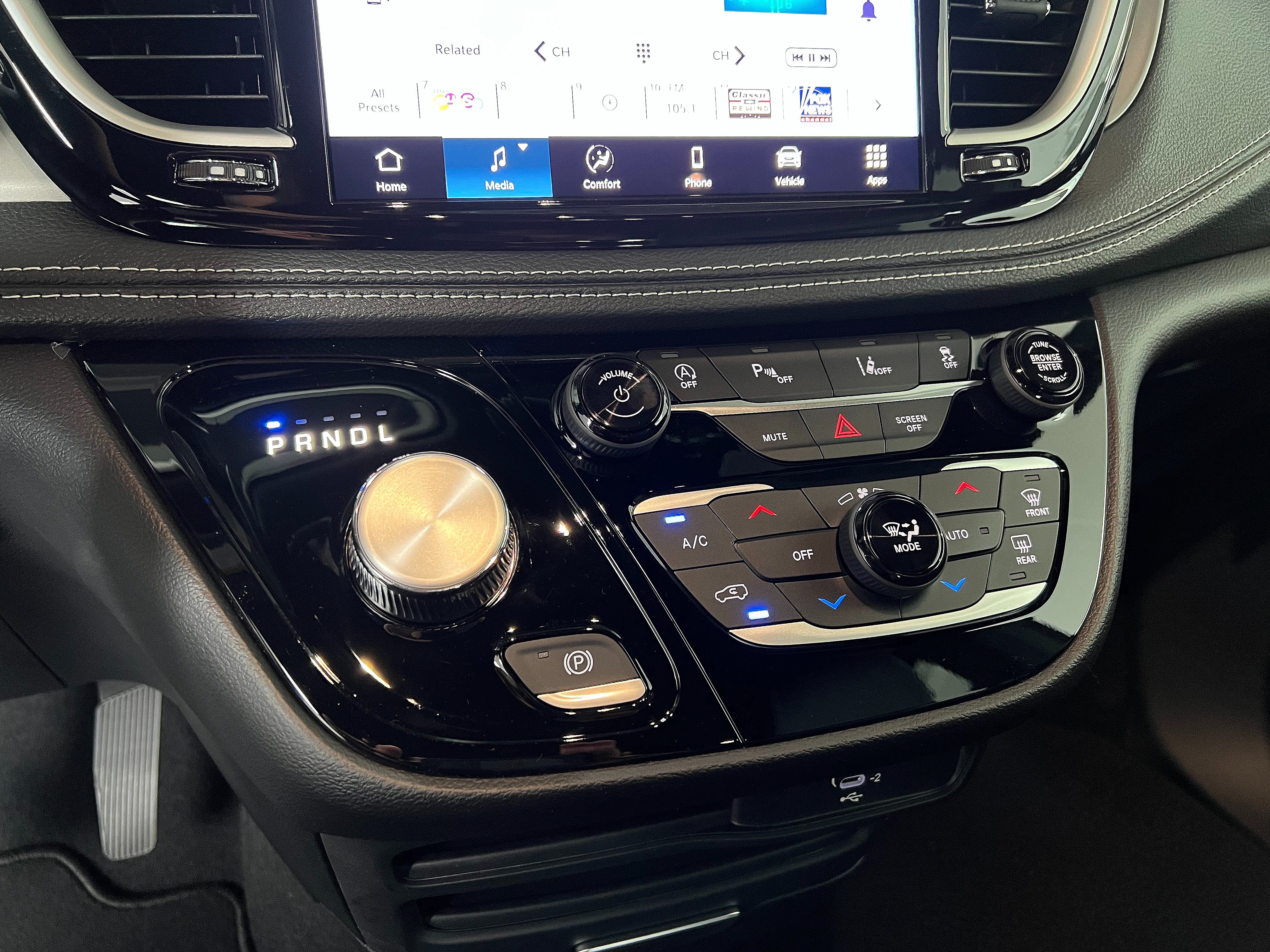 New 2027 Chrysler Pacifica Select FWD image 14