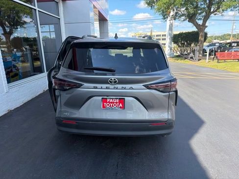 Used 2026 Toyota Sienna XLE FWD image 3