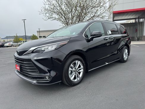 New 2026 Toyota Sienna XLE AWD/4WD image 5