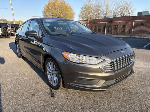 Used 2017 Ford Fusion SE w/ Fusion SE Technology Package image 3