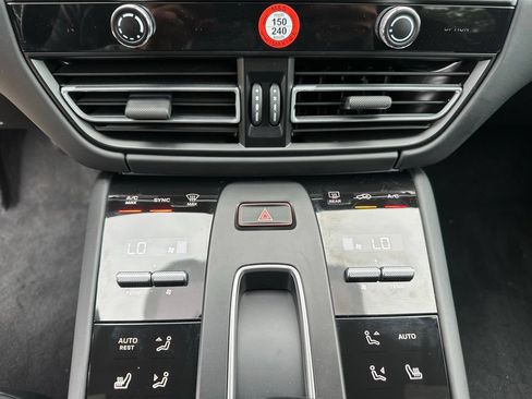 Certified 2025 Porsche Macan GTS AWD/4WD image 34