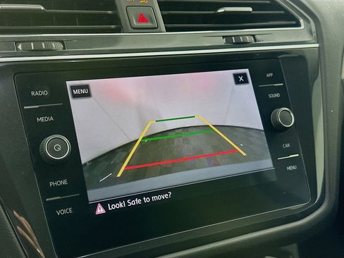 Used 2020 Volkswagen Tiguan SE w/ Panoramic Sunroof Package FWD image 21
