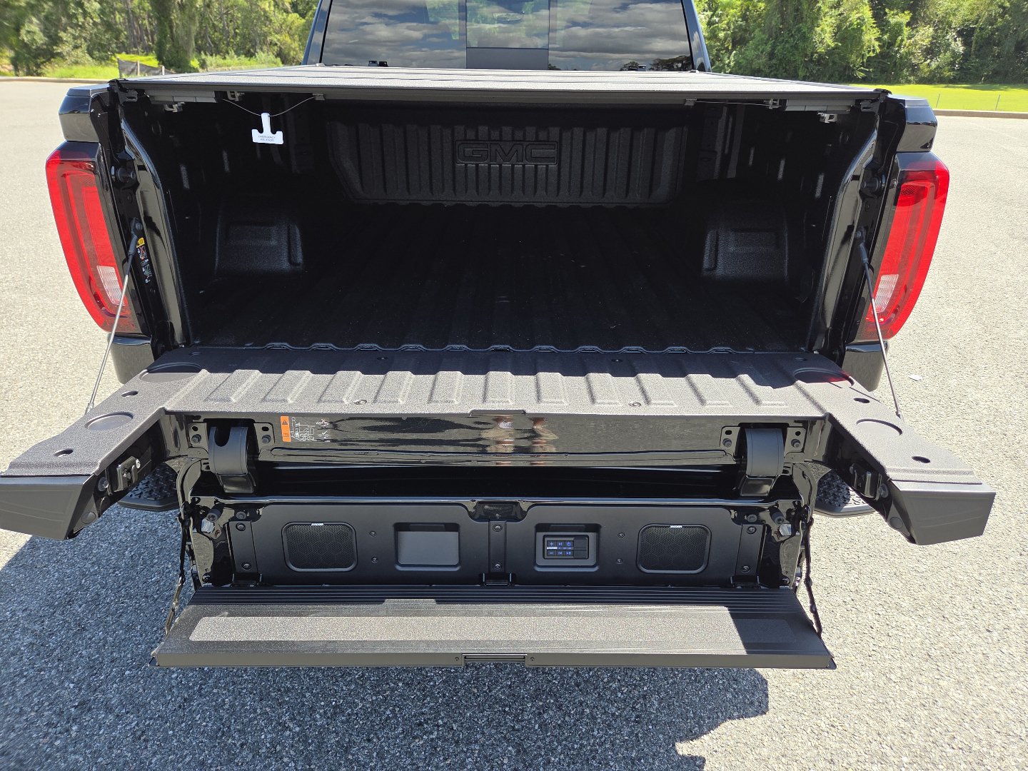 New 2026 GMC Sierra 1500 Denali Ultimate w/ LPO, Black Badging Package AWD/4WD image 25