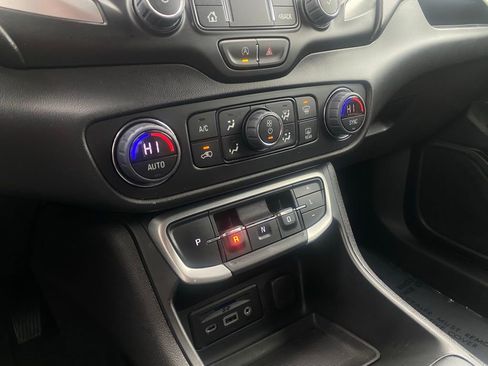 Used 2024 GMC Terrain SLT image 18