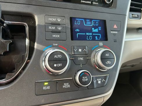 Used 2020 Toyota Sienna LE FWD image 29