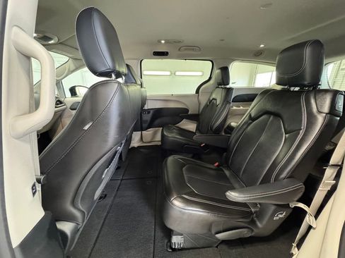 Used 2023 Chrysler Pacifica Touring-L FWD image 21