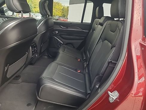 Used 2022 Jeep Grand Cherokee Overland w/ Luxury Tech Group IV image 16