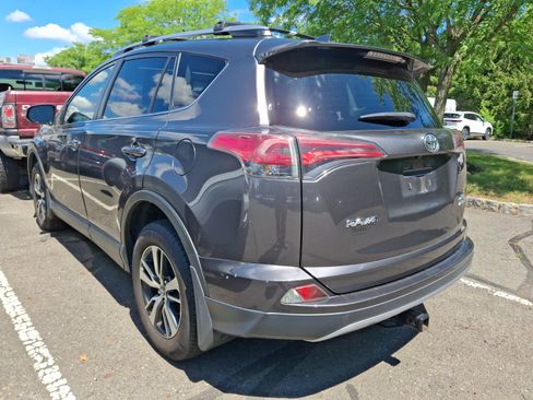 Used 2018 Toyota RAV4 XLE AWD/4WD image 4