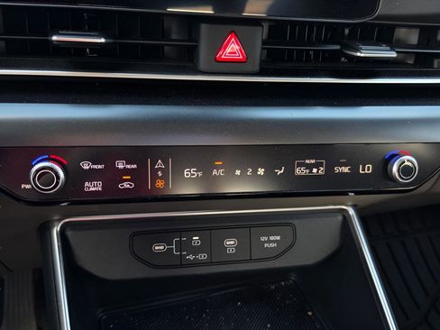 Used 2025 Kia Carnival LX FWD image 30