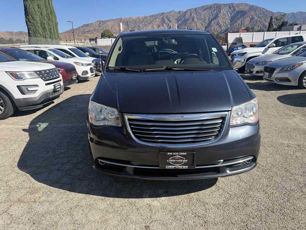 Used 2013 Chrysler Town & Country Touring-L w/ Driver Convenience Group FWD image 3