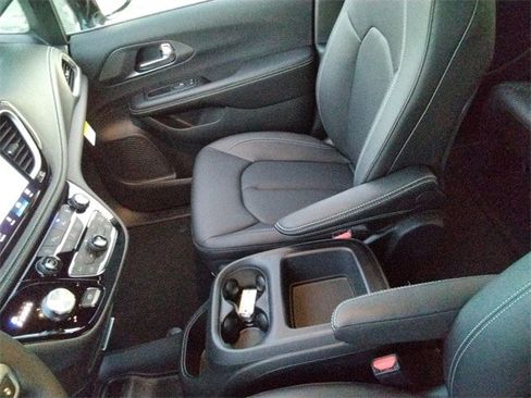 New 2026 Chrysler Pacifica Select image 23