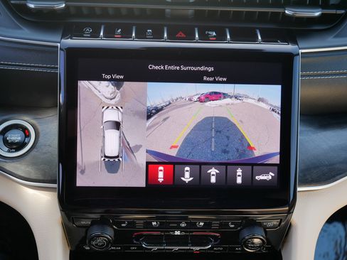 Used 2025 Jeep Grand Cherokee Limited w/ Luxury Tech Group II image 27