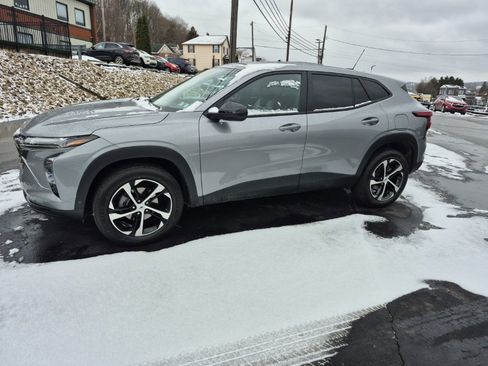 Used 2025 Chevrolet Trax RS w/ Driver Confidence Package image 4
