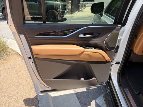 Used 2021 Cadillac Escalade ESV Premium Luxury AWD/4WD image 36