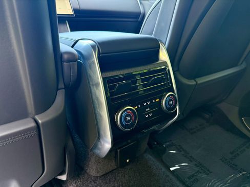 Used 2025 Land Rover Range Rover SE AWD/4WD image 18
