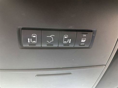 Used 2018 Dodge Grand Caravan SXT image 15