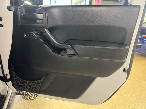 Used 2014 Jeep Wrangler Unlimited Sahara AWD/4WD image 10