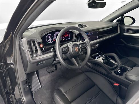 Certified 2025 Porsche Cayenne Coupe image 4