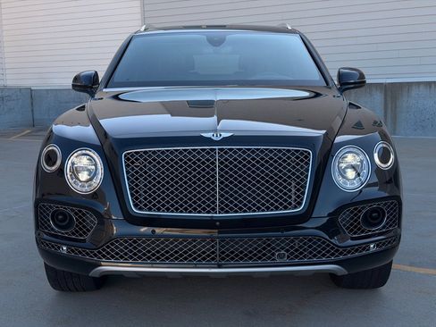 Used 2018 Bentley Bentayga image 2