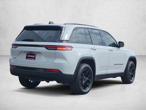 Used 2025 Jeep Grand Cherokee Altitude AWD/4WD image 8