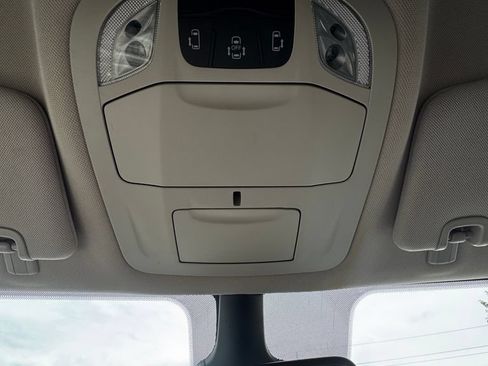 Used 2023 Chrysler Pacifica Touring-L FWD image 21
