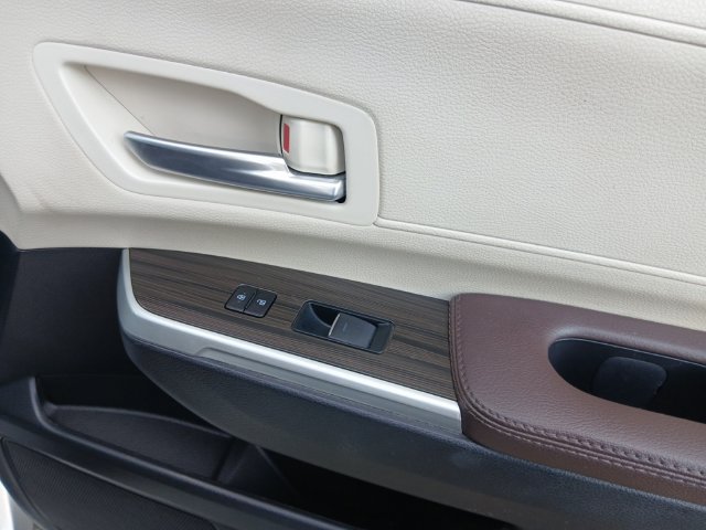 Used 2024 Toyota Sienna Platinum FWD image 16