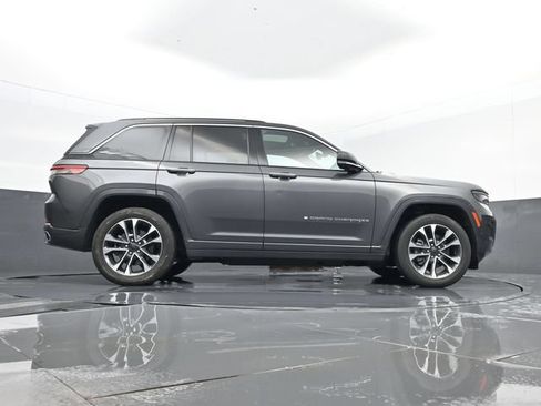 Used 2022 Jeep Grand Cherokee Overland w/ Luxury Tech Group IV AWD/4WD image 28