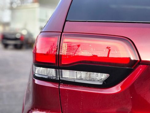 Used 2022 Jeep Grand Cherokee Laredo X image 9