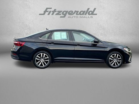 Used 2025 Volkswagen Jetta SE FWD image 3