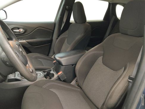 Used 2021 Jeep Cherokee Latitude w/ Mopar Interior Package FWD image 17