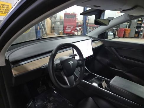 Used 2021 Tesla Model Y Long Range image 15