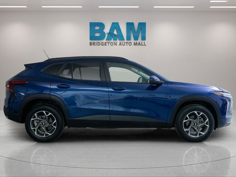 Used 2024 Chevrolet Trax LT FWD image 8