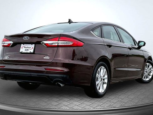 Used 2019 Ford Fusion SE FWD image 2