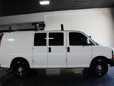 Used 2011 Chevrolet Express 2500 RWD image 2